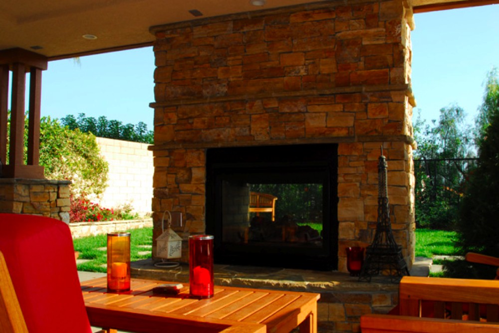 南カリフォルニアの屋外暖炉 住宅デザイン